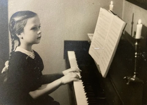 Nanna Damsholt ved klaveret