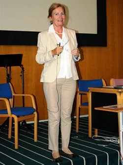 Lene Kirkegaard leder morgensangen