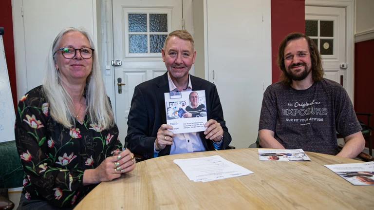 Karina Helmer, Claus Bergman Hansen og Jakob Villadsen har underskrevet en aftale om forlængelse af samarbejdet mellem Holbæk Kommune og KLAPjob.