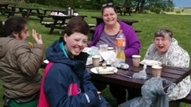 Regnbuen indtager frokost i det grønne