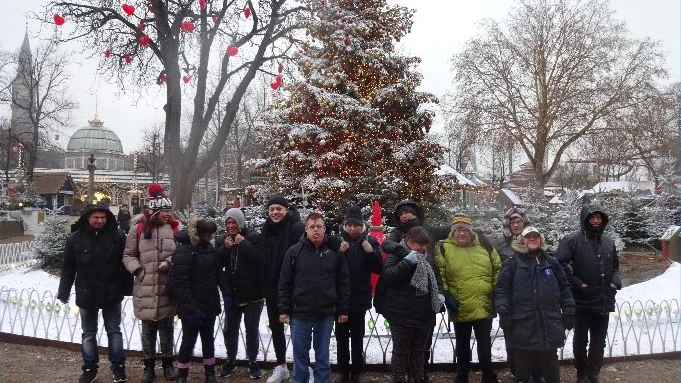 Vi lægger vægt på fællesskabet og på at have det sjovt. Du vil deltage i snakke om almindelige dagligdags emner som: samfund, nyheder, påklædning og opførsel. I Slusen lægger vi meget vægt på den enkeltes egen autonomi, selvfølgelig set i forhold til fællesskabet og en professionel faglig vurdering af dine færdigheder. Vi arbejder meget med kommunikation og din evne til at formulere egne ønsker og følelser. Relationer er vigtige for os, både personale og bruger imellem, men især imellem de enkelte brugere. Vi arbejder med at skabe kontaktflader på tværs af handicap og kognitive færdigheder, så alle får en dag med masser af succes og gode oplevelser. Som bruger i Slusen hjælper du gerne, hvis der skal males udenfor, eller laves mad. I gruppen går vi ture, laver kreative ting, har ture ud af huset i Solgårdens busser, maddage, iPad og telefoner. Om sommeren kan vi lave bål, eller tager til skov og strand Slusen er ansvarlig for at vasketøjet Slusen pakker varer ud og stiller på plads. Der er lige nu mulighed for 1:1 struktur. I Slusen kommunikerer vi med Tegn-til-Tale, piktogrammer og talesprog. Ugeskema Mandag Er indkøbsdag, vi går i Rema 1000 og køber forplejning til ugen. Enkelte brugere i gruppen har brug for støtte til at handle ind til frokost resten af ugen. Efter frokost ser vi film sammen. Tirsdag Om formiddagen er der mulighed for at komme med på en gåtur i nærområdet. Der er også kreativt værksted på tværs af Solgården om formiddagen. Efter frokost hygger vi med IPad eller musik. Onsdag Har vi gåtur til Fælleden, eller der er mulighed for kreativt værksted i gruppen. Efter frokost tegner eller maler vi. Torsdag Deltager vi i ”sang og musik” om formiddagen, eller der er mulighed for gåtur i nærmiljøet, eller bustur hvis det er den uge vi har adgang til Solgårdens fælles busser. Om eftermiddagen er kreative aktiviteter eller afslapning med film eller IPad. Fredag Er der morgenmad i gruppen. Der er socialt samvær rundt om bordet, hvor vi snakker om hvad den enkelte skal lave i weekenden. Der er også mulighed for en lille gåtur eller indkøb i Kommune Kram. Efter frokost er der mulighed for ipad eller musik. Der kan naturligvis være ændringer til ugeplanen, og plads til pludselige indskydelser, samt gode idéer. Gruppekassen Hver måned betaler du til en gruppekasse. Pengene går til kaffe, the, brød, smør, marmelade, en gang imellem is, kage eller sodavand, når vi er på tur. Vi køber også fødselsdagsgave for gruppekassen, til alle i gruppen. Frokost Frokost spises i gruppen. Hvis du er på tur spises madpakken hvor det er muligt – Du vil få seddel med hjem, hvis du er med på tur. Garderobe og skiftetøj På Solgården får du et skab til dit overtøj, skiftetøj og taske. Nøglen til dette skal forblive på Solgården. Påklædning Det er en god idé at have skiftetøj med, samt klæde sig efter vejret og have godt fodtøj på. Sygdom/fravær Hvis du bliver syg eller skal holde en hjemmedag, ringer du og giver besked i gruppen. Når du starter op efter sygdom, vil vi også gerne have besked dagen før. Brug af egen telefon Der kan være begrænsninger for brug af din egen telefon i Slusen, det aftales med personalet, dig og eventuelt dine pårørende. Mobning Vi accepterer IKKE mobning. Det er naturligvis i orden med godmodigt drilleri, men ondsindet drilleri er ikke tilladt. Hvis du føler dig mobbet, skal du kontakte personalet, så bliver der taget hånd om det med det samme. Er du ked at noget – sur på nogen – så snak med personalet, og vi vil hjælpe dig med problemet. Personalet Personalet i gruppen består af fire pædagoger og en pædagogiske medhjælper. Slusen modtager studerende gennem hele året. I Slusen får du ikke en kontaktperson. Vi arbejder i personalegruppen så tæt sammen, at vi alle kan varetage dine behov. Vi kan træffes mandag til torsdag klokken 8– 15 og fredag klokken 8-14 på nedenstående telefonnumre: Charlotte Christensen 72363916 chach@holb.dk Helle Madsen 72363954 helma@holb.dk Perihan Sen 72363955 psen@holb.dk Sanne Jensen 72363919 susja@holb.dk Bjarne L. Petersen 72364066 bjalp@holb.dk Kauser Al-numeri 72366022 kaua@holb.dk