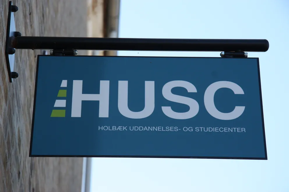 HUSC SKILT ADMIN KONTOR UDDANNELSE