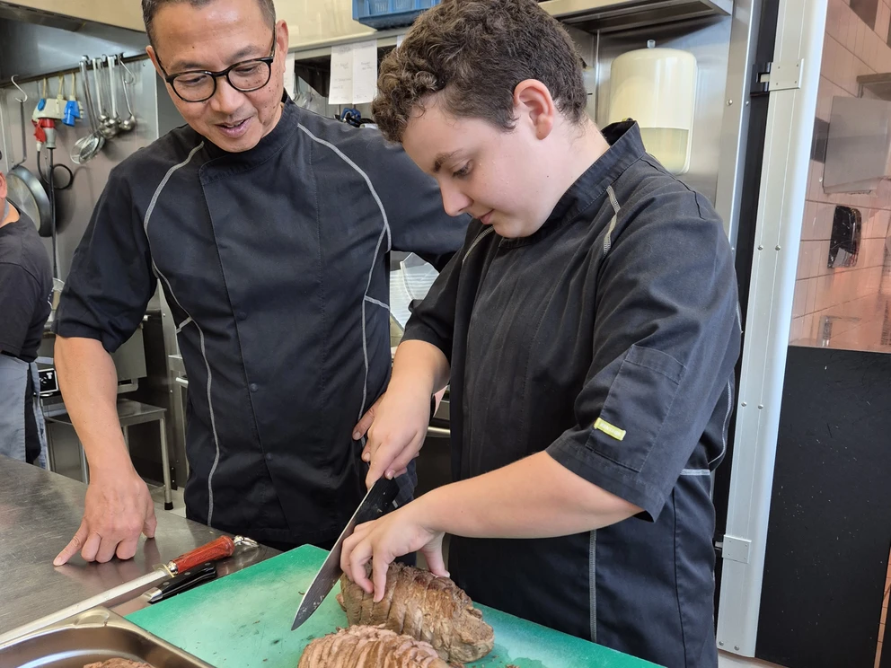 Mads i juniormesterlære hos slagtermester Jai i Munkholmslagteren.