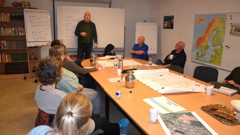Trafikgruppen i Kirke Eskilstrup i gang på en indledende workshop.