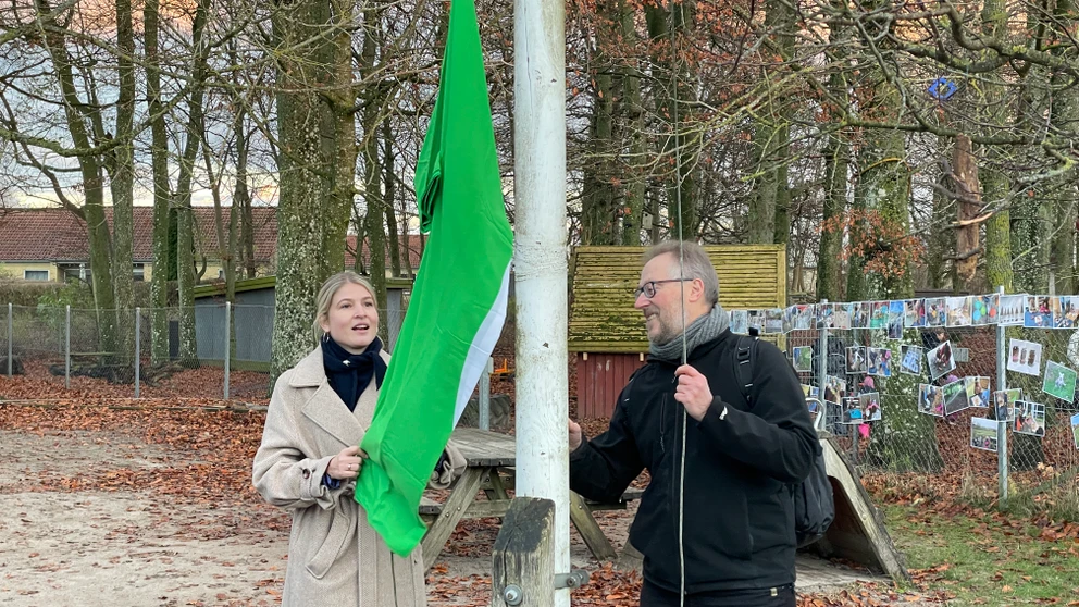 Borgmester Christina Krzyrosiak Hansen og konsulent i Friluftsrådet Sven-Åge Westphalen hejser det grønne flag.