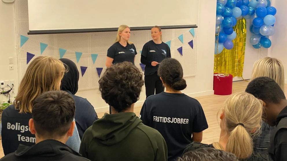 Fritidsjobberne Caroline og Nynne styrede programmet ved dagens fejring.