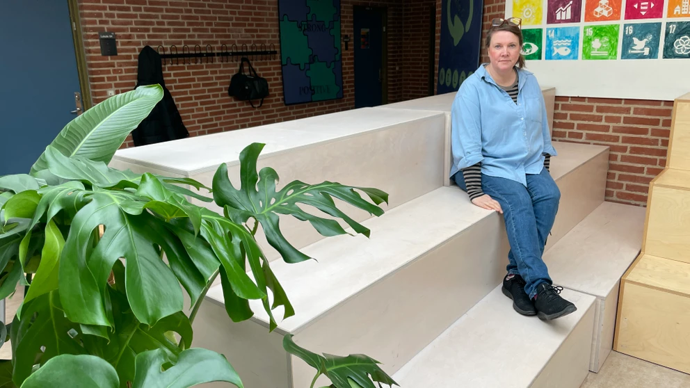 Sophie Danneborg sidder på et af de møbler hendes elever har lavet.