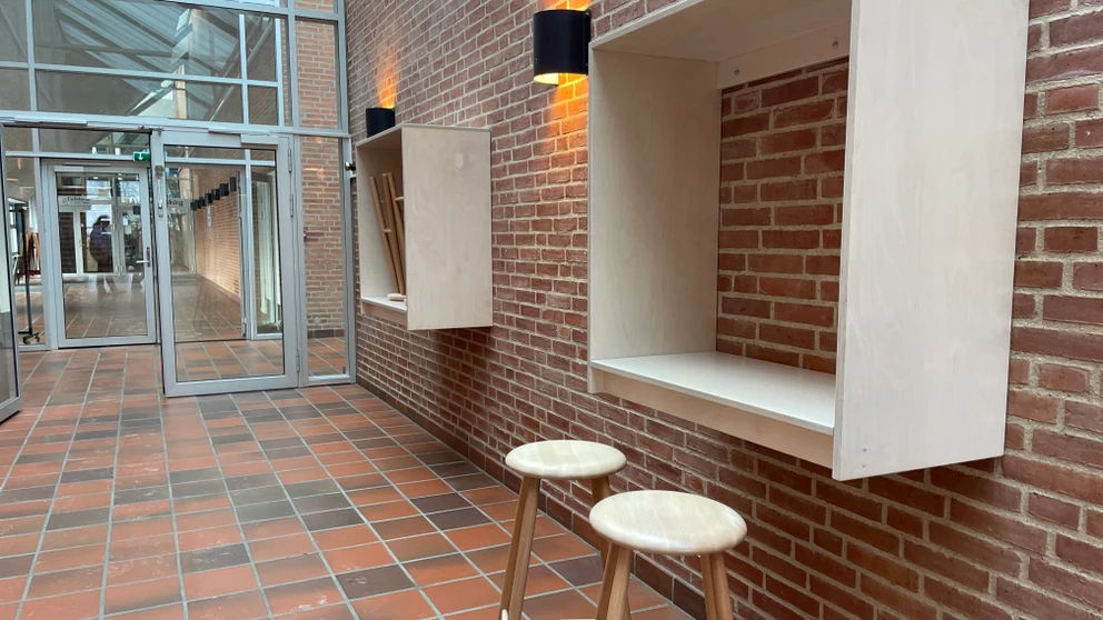 To af de væghængte arbejdsstationer er monteret på en af gangene på Vipperød Skole.