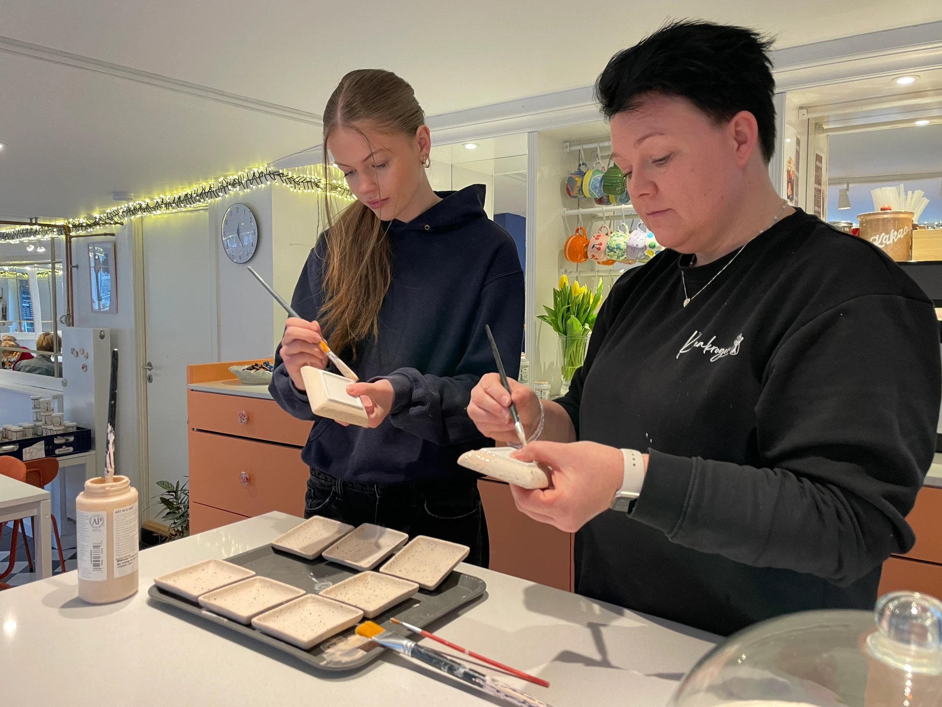 Lea Hansen (tv.) og Katja Bannebjerg i gang i butikken i Ahlgade. Det er planen, at Lea skal være i juniormesterlære i to år i Kreakrogen. 