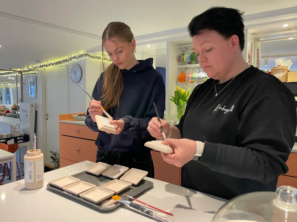 Lea Hansen (tv.) og Katja Bannebjerg i gang i butikken i Ahlgade. Det er planen, at Lea skal være i juniormesterlære i to år i Kreakrogen. 