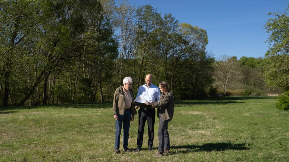 Fra venstre Flemming Larsen, Formand for Naturpark Åmosens bestyrelse, Niels Agerbo, Formand for Jyderup Fonden, og Lena Thulstrup Andreassen, direktør i Naturpark Åmosen. Naturrummet skal placeres i landskabet bag dem.
