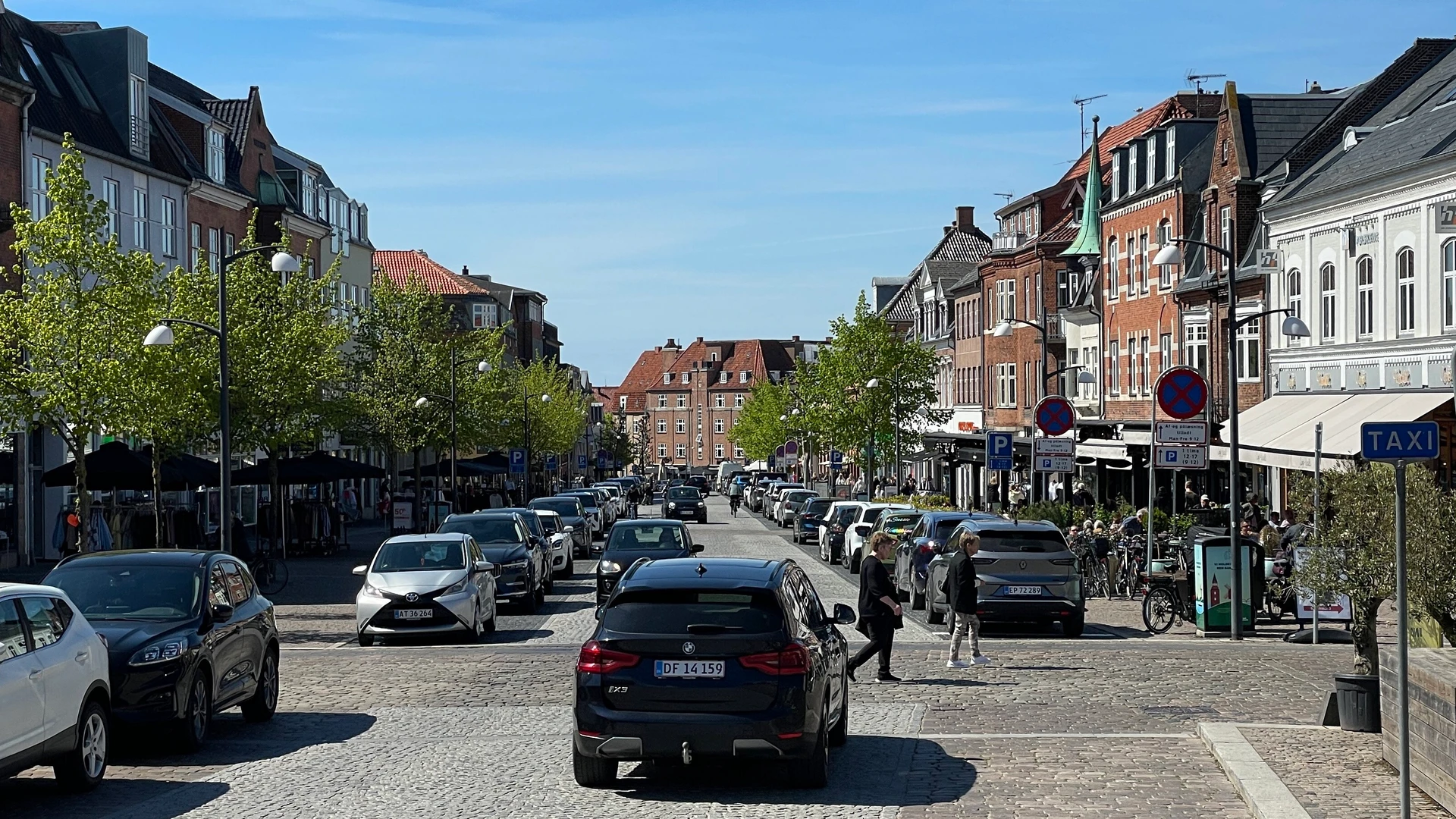 Ahlgade i Holbæk med trafik og mennesker i bybilledet.