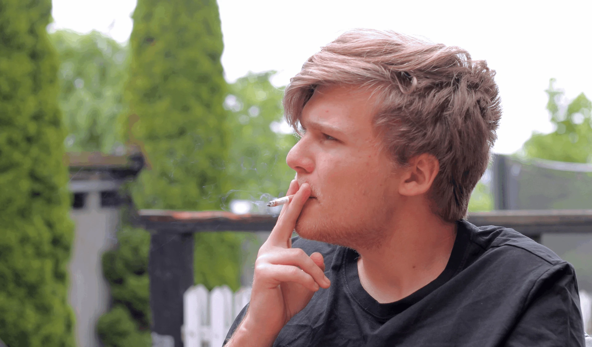 Ung mand med cigaret