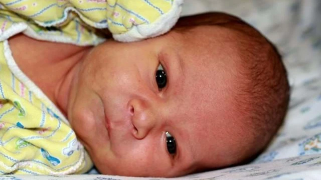 Lille sød baby der ligger om kigger