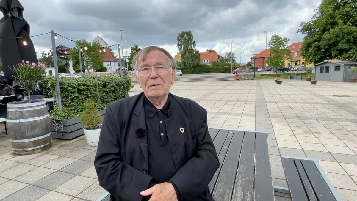 Billede af arkitekt Jan Gehl, som sidder på en bænk ved Hvidovre Torv.