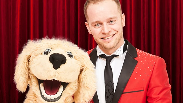 Bugtaler Peter Nørgaard og hunden Charlie