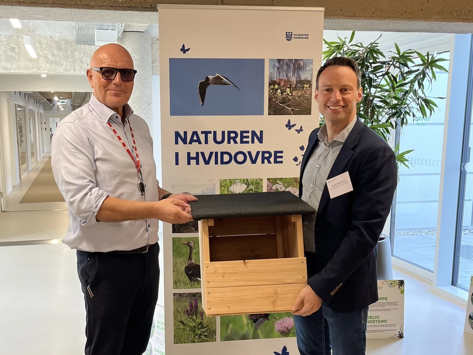 Thomas Nørgaard, EVP Group Property & Facility Management hos Scan Global Logitics, får overrakt en tårnfalkekasse af Hvidovres borgmester, Anders Wolf Andresen.