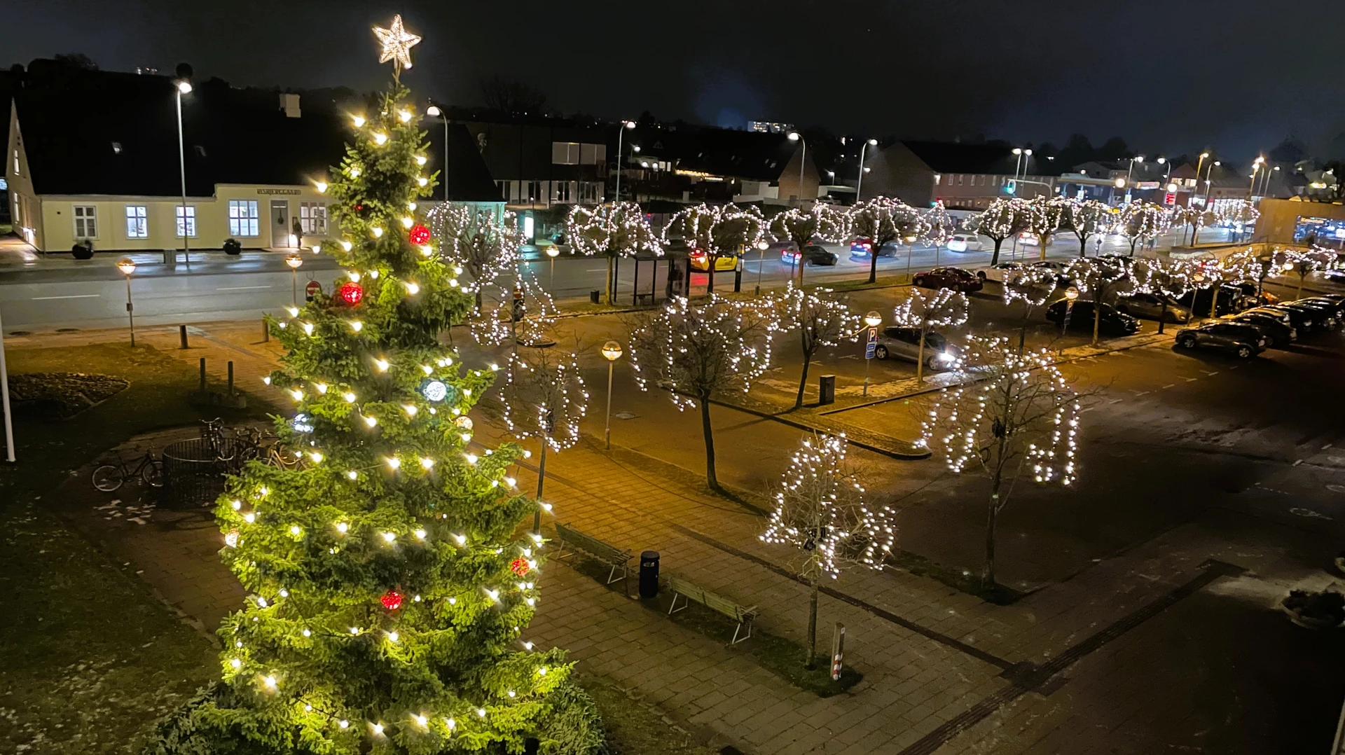 Juletræ og julelys ved Hvidovre Rådhus