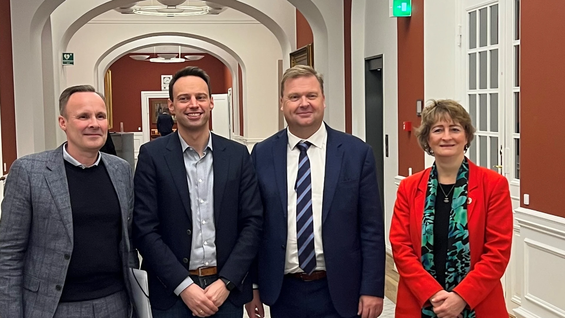 På billedet ses de fire borgmestre, der havde foretræde for Transportudvalget: Allan S. Andersen, borgmester i Tårnby, Anders Wolf Andresen, borgmester i Hvidovre Kommune, Kenneth Gøtterup, borgmester i Dragør, og Line Barfod, teknik- og miljøborgmester i København.