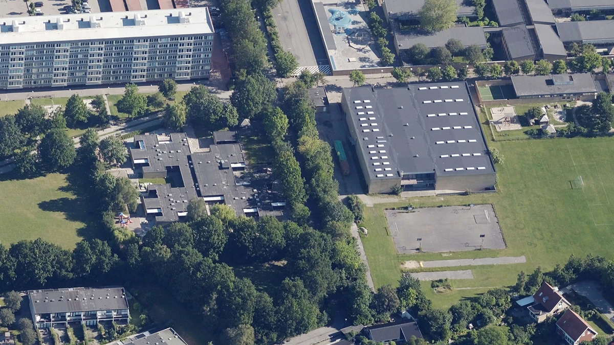 Luftfoto af Frydenhøjhallen og de nærmeste nabobygninger