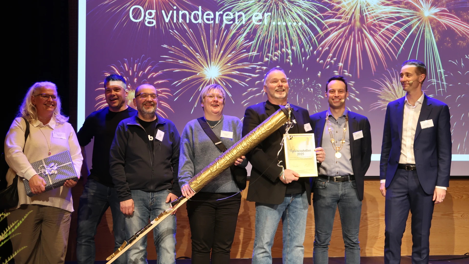 Vinderen af årets erhvervspris, SpyBrew, på scenen for at modtage prisen sammen med borgmesteren og kommunaldirektøren.