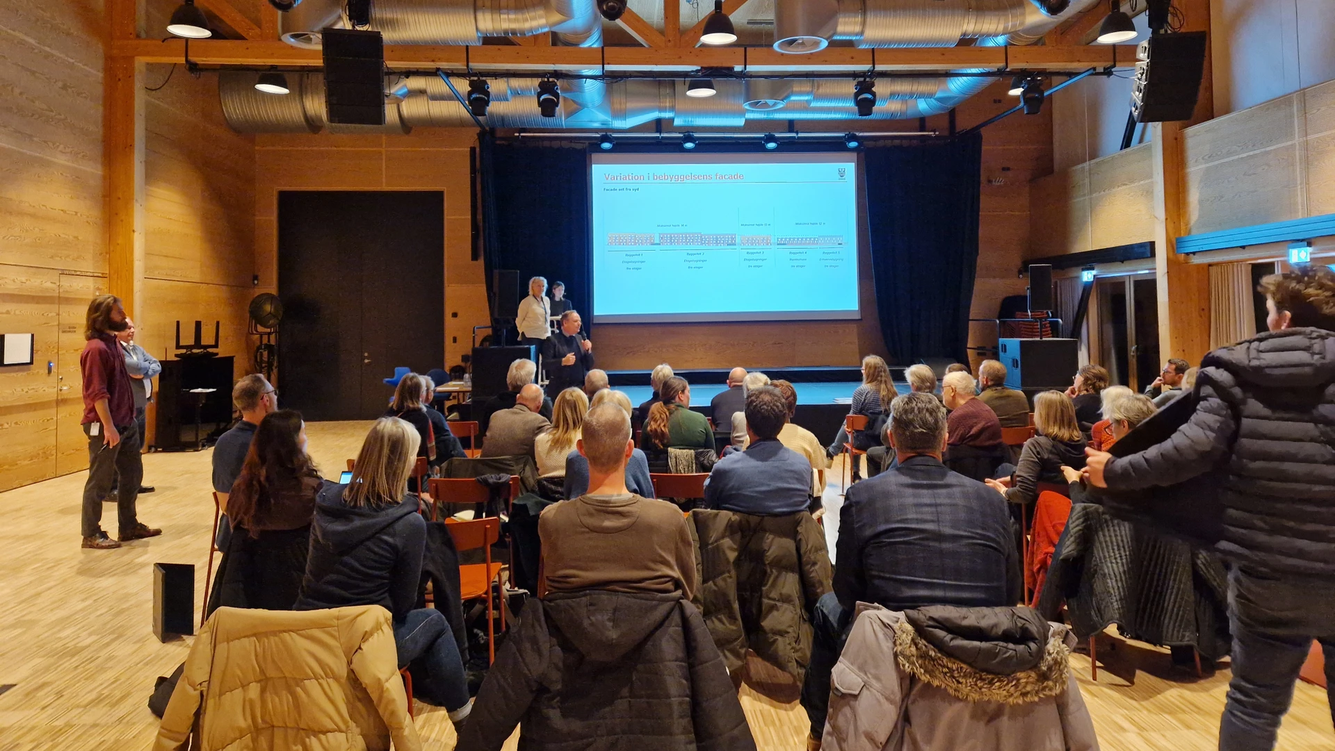 Foto fra borgermøde i Strungesalen, Kulturhus Risbjerggaard