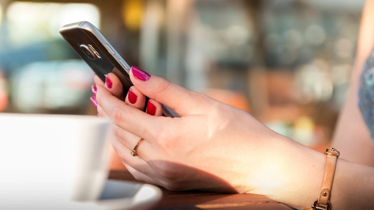 Hænder med mobiltelefon