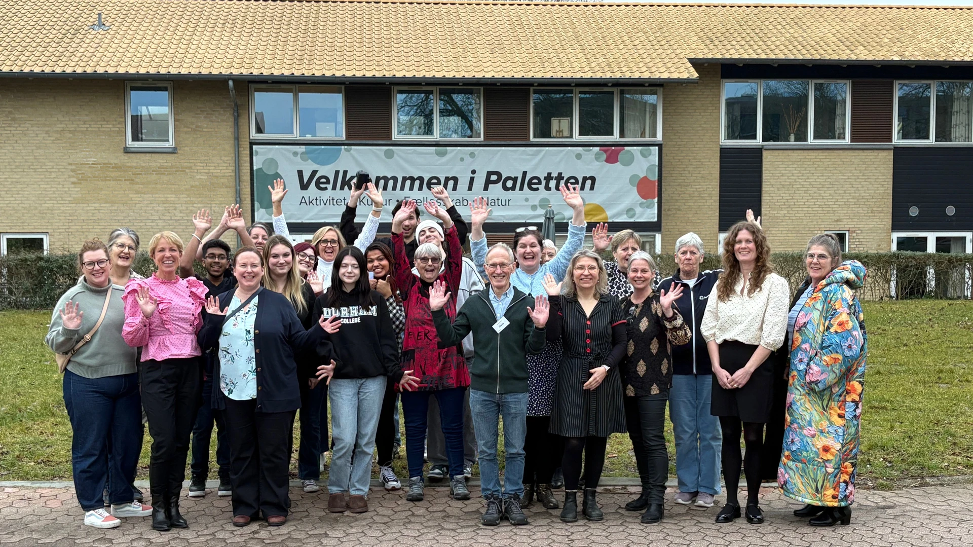 Canadiske studerende og undervisere står foran Paletten og vinker sammen med forskellige repræsentanter fra Paletten og Hvidovre Kommune