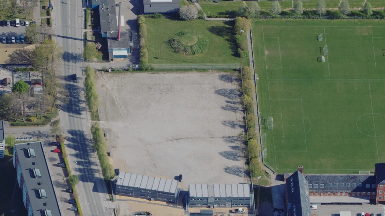 Skråfoto af grusbanen ved Strandmarkens fritidscenter