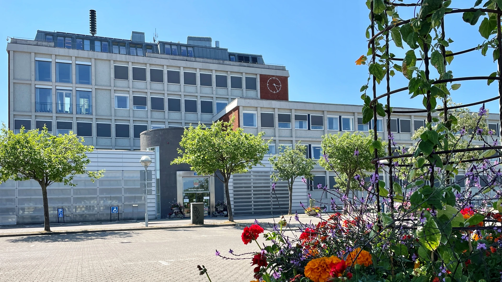 Hvidovre rådhus med blomster i forgrunden