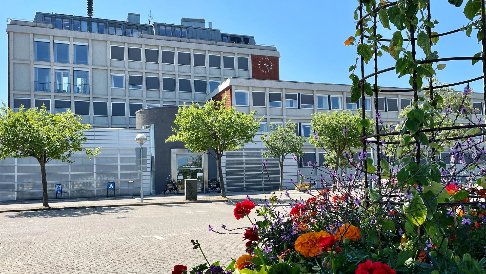 Parkeringsplads foran rådhuset