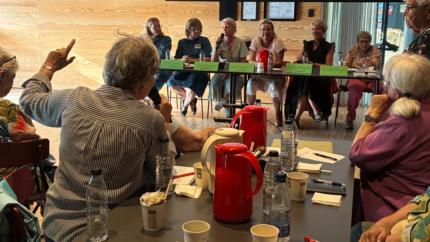 Debatpanel og deltagere til Kaffemøde i Bruger- og Pårørenderådet