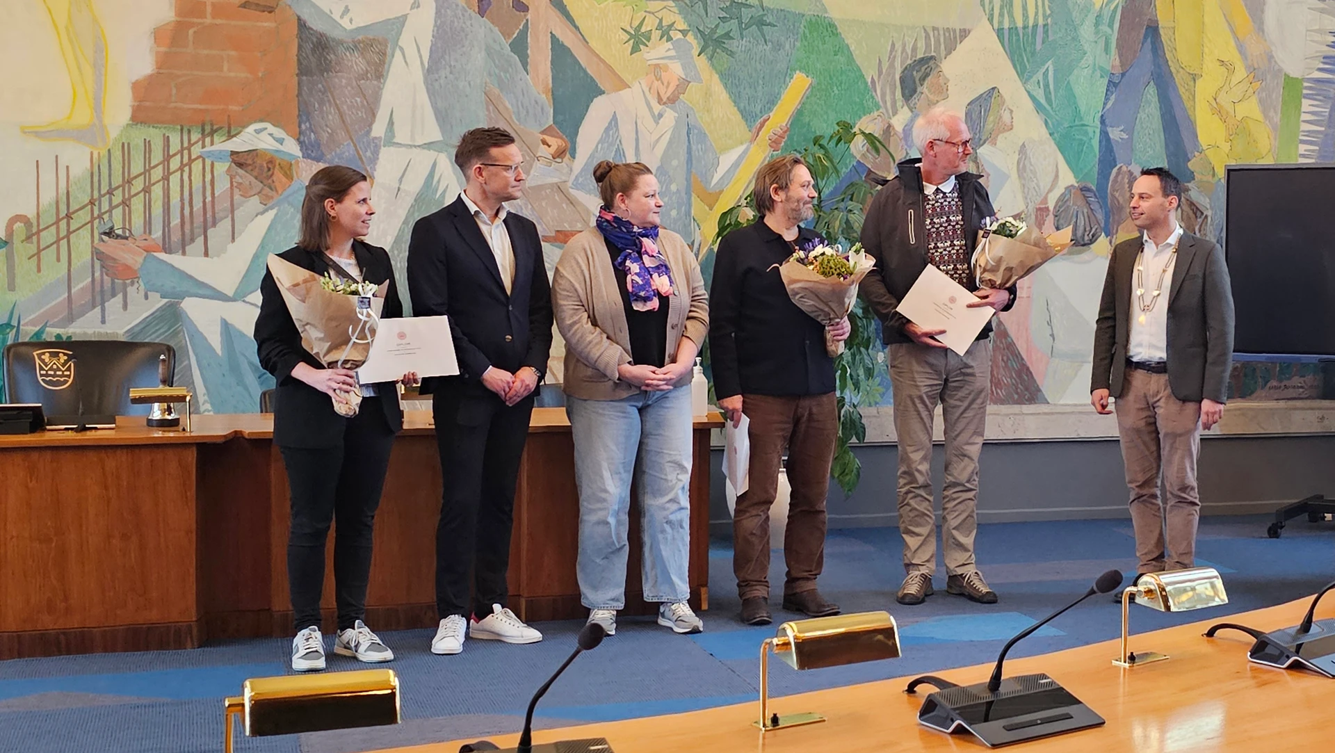 Repræsentanter for JJW arkitekter og EKJ rådgivende ingeniører modtager diplomer og blomster af borgmester Anders Wolf Andresen ved bygningspræmieringen på Hvidovre Rådhus