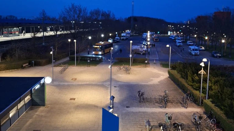 Stationsforpladsen ved Avedøre Station med den nye belysning