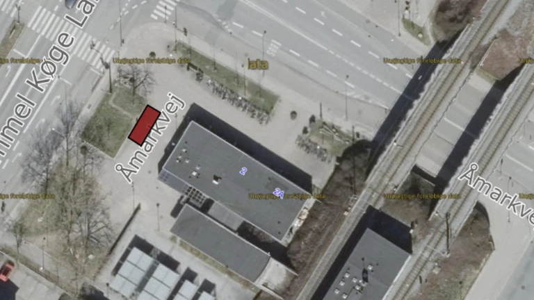Luftfoto af Åmarken Station med markering af stadeplads