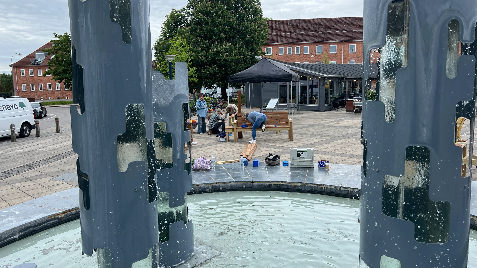 Bænke gøres klar på Hvidovre Torv