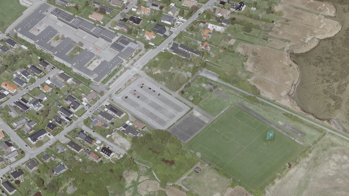 Luftfoto Langhøjskolen og banerne syd for