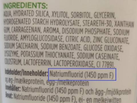Billedet viser hvordan man på bagsiden af tandpasta kan se fluoridindholdet