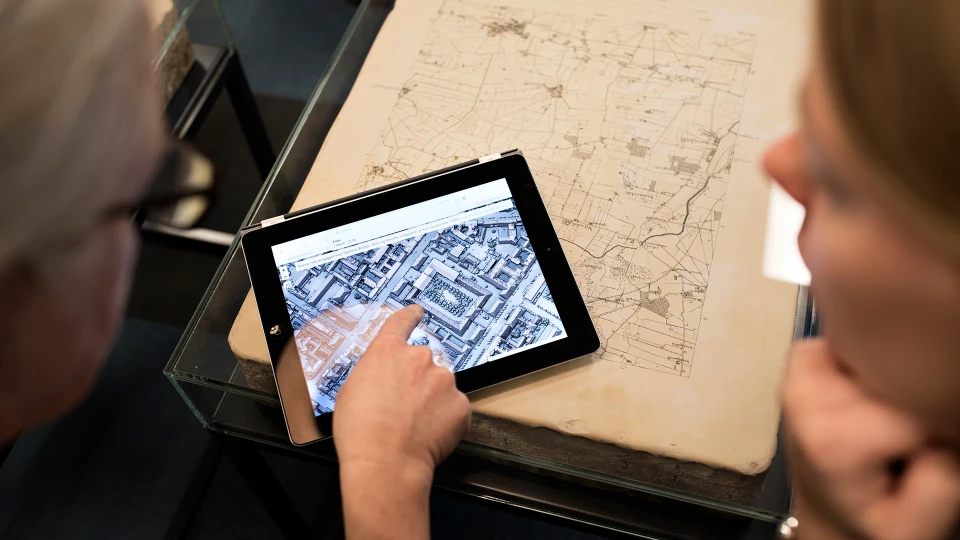 Ipad og gammelt kort