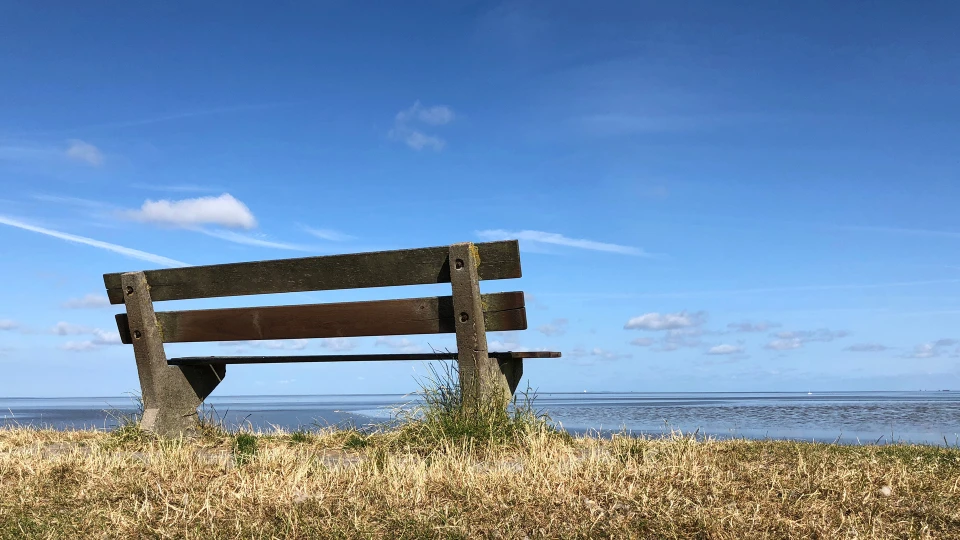 bænk ved vand