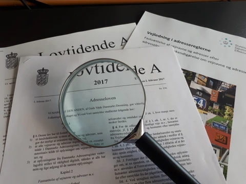 https://danmarksadresser.dk/om-adresser/husnummerskilte