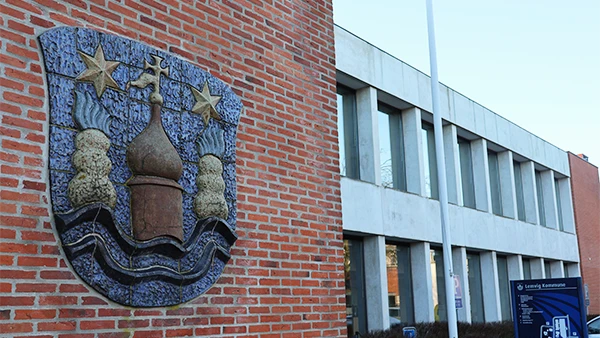 Rådhus facade med byvåben skulptur