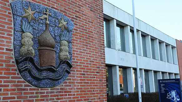 Lemvig Kommunes Byvåben på mur ved indgang til Borgerservice