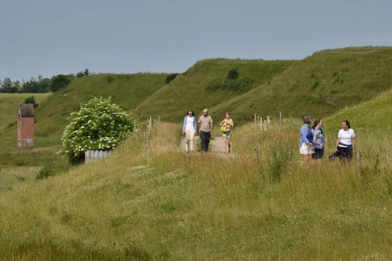 Personer der vandrer i naturen