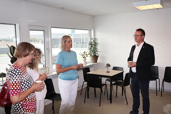 Fire personer i samtale