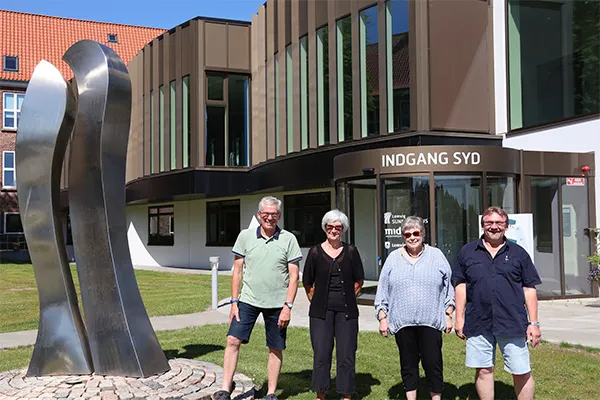 Pårørende foran Sundhedshuset 