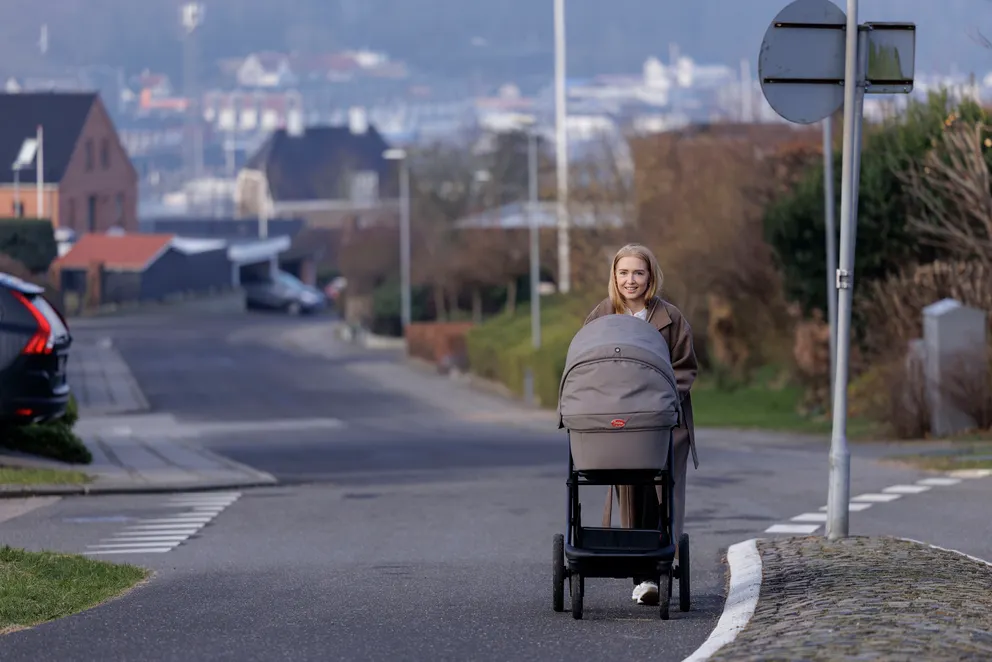 kvinde med barnevogn