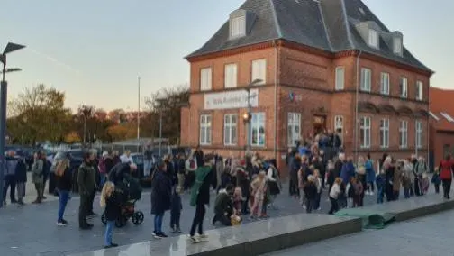 Forsamling foran Tante Andatens Hus