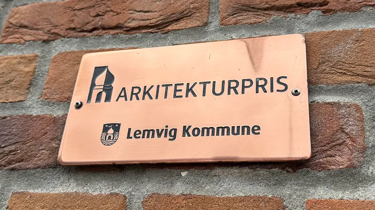 Platte på væg med teksten "Arkitekturprisen Lemvig Kommune"