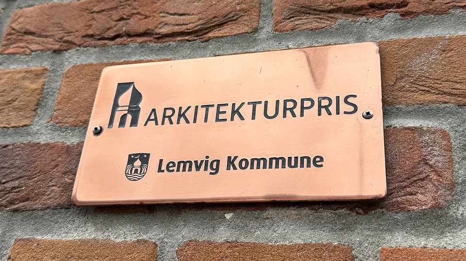 Platte på væg med teksten "Arkitekturprisen Lemvig Kommune"